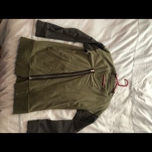 Lululemon cape (size 6).